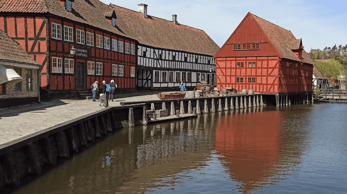den gamle by med vand